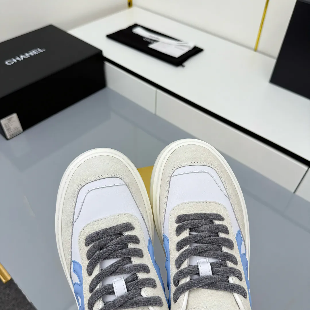 👟👟Ex-factory price 660👟👟 Top version! Chanel Chanel panda shoes! 2025 counter's top casual sports shoes. This classic design; the upper is electro-embroidered with a variety of techniques; the outsole is fashionable and sporty; the unusual inclusion of a variety of color matching elements... The diversified mix and match is very good-looking and versatile, and can be used for leisure, fashion, sports, and outdoor... ꫛꫀꪝ Go➫ Materials: ❶Upper made of: original imported first-layer silk cowhide + original waterproof cloth + original first-layer cowhide ❷Inner lining: Original Yangli+wang ❸ Outsole based on: Original TPU combination outsole Counter boutique packaging complete set for women 35–41
